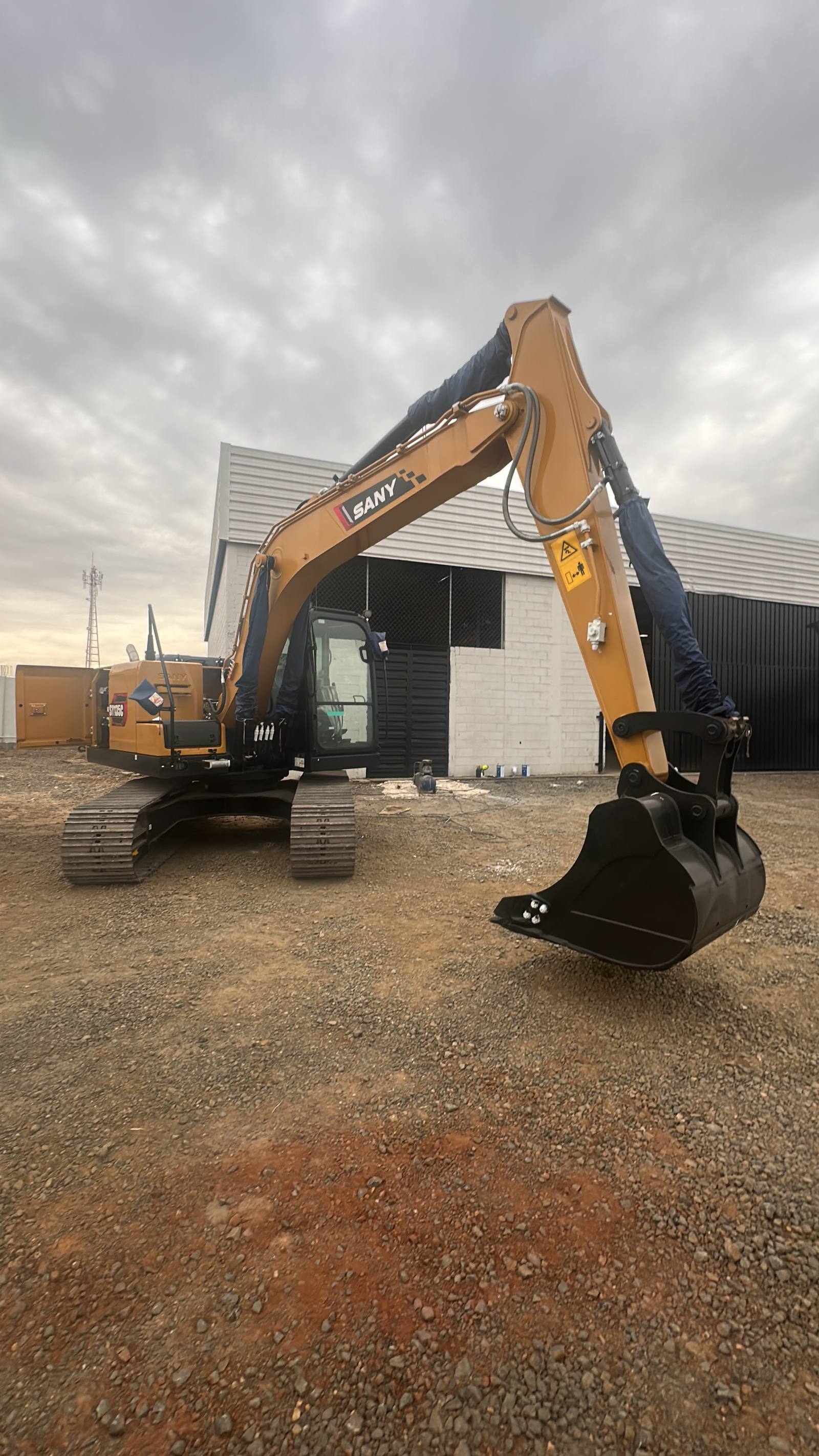 Escavadeira Sany nova em pátio de dealership