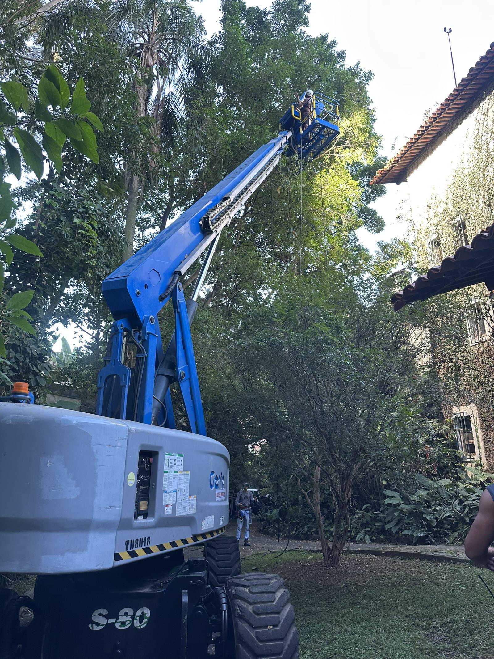 Plataforma articulada Genie S-80 em operação